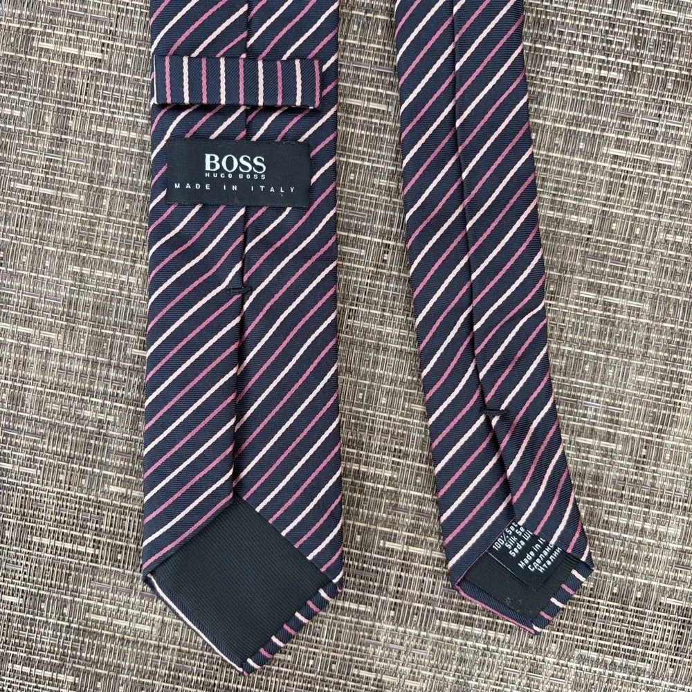 Boss Hugo Boss silk Navy Tie with Pink and White Diagonal Stripes Italy